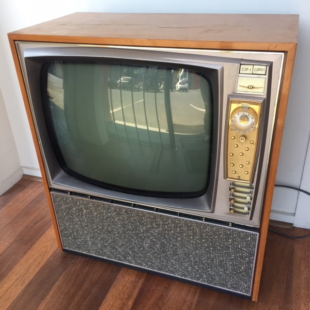 TELEVISION - 1950s Kreisler on wheels 37 x 75 x 85cm H 